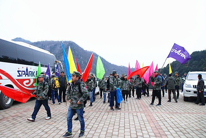 星火機(jī)床公司組織青工開展戶外拓展訓(xùn)練 星火機(jī)床公司組織青工開展戶外拓展訓(xùn)練