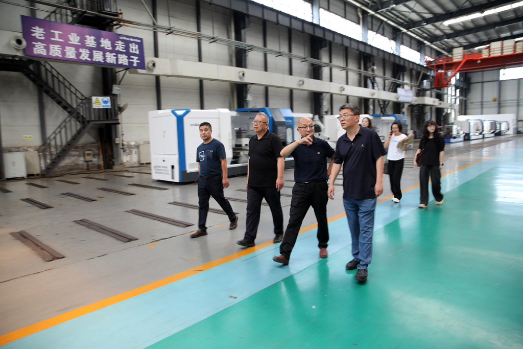 甘肅國投集團(tuán)來星火數(shù)控公司開展“夏送清涼”慰問活動(dòng) 甘肅國投集團(tuán)來星火數(shù)控公司開展“夏送清涼”慰問活動(dòng)