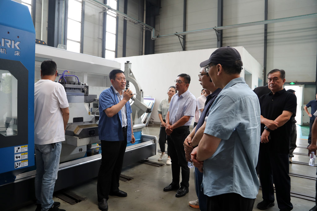 中國機(jī)電裝備維修與改造技術(shù)協(xié)會考察參觀星火數(shù)控 中國機(jī)電裝備維修與改造技術(shù)協(xié)會考察參觀星火數(shù)控