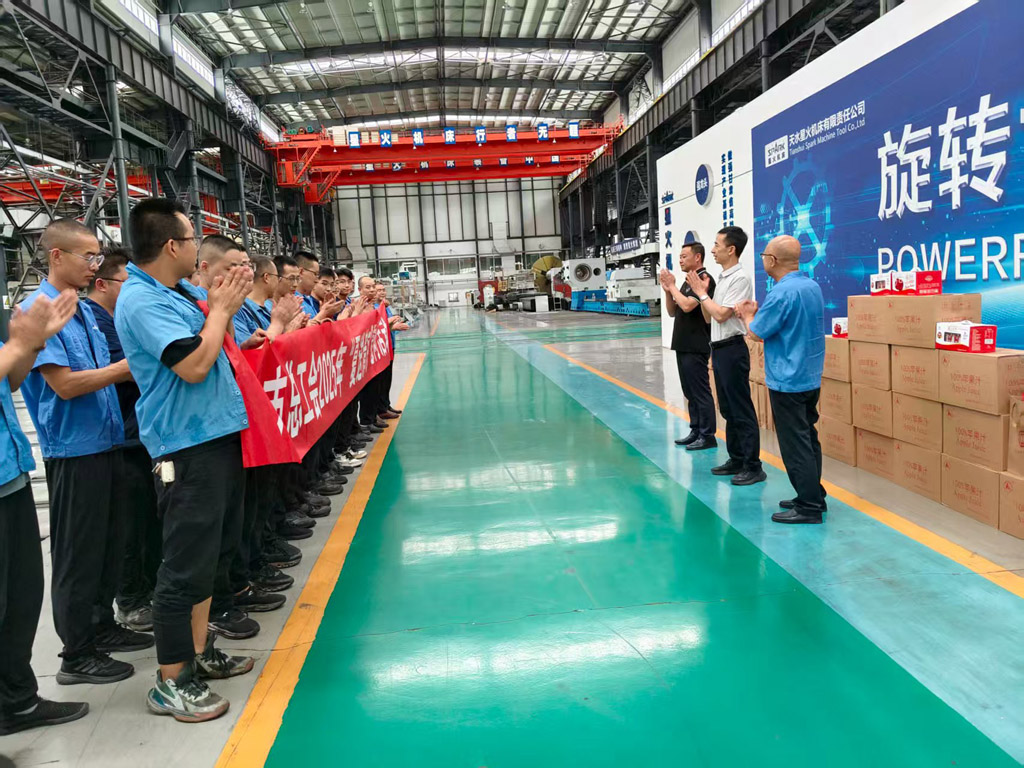 天水市總工會來甘肅星火數(shù)控公司開展“夏送清涼”慰問活動(dòng) 天水市總工會來甘肅星火數(shù)控公司開展“夏送清涼”慰問活動(dòng)